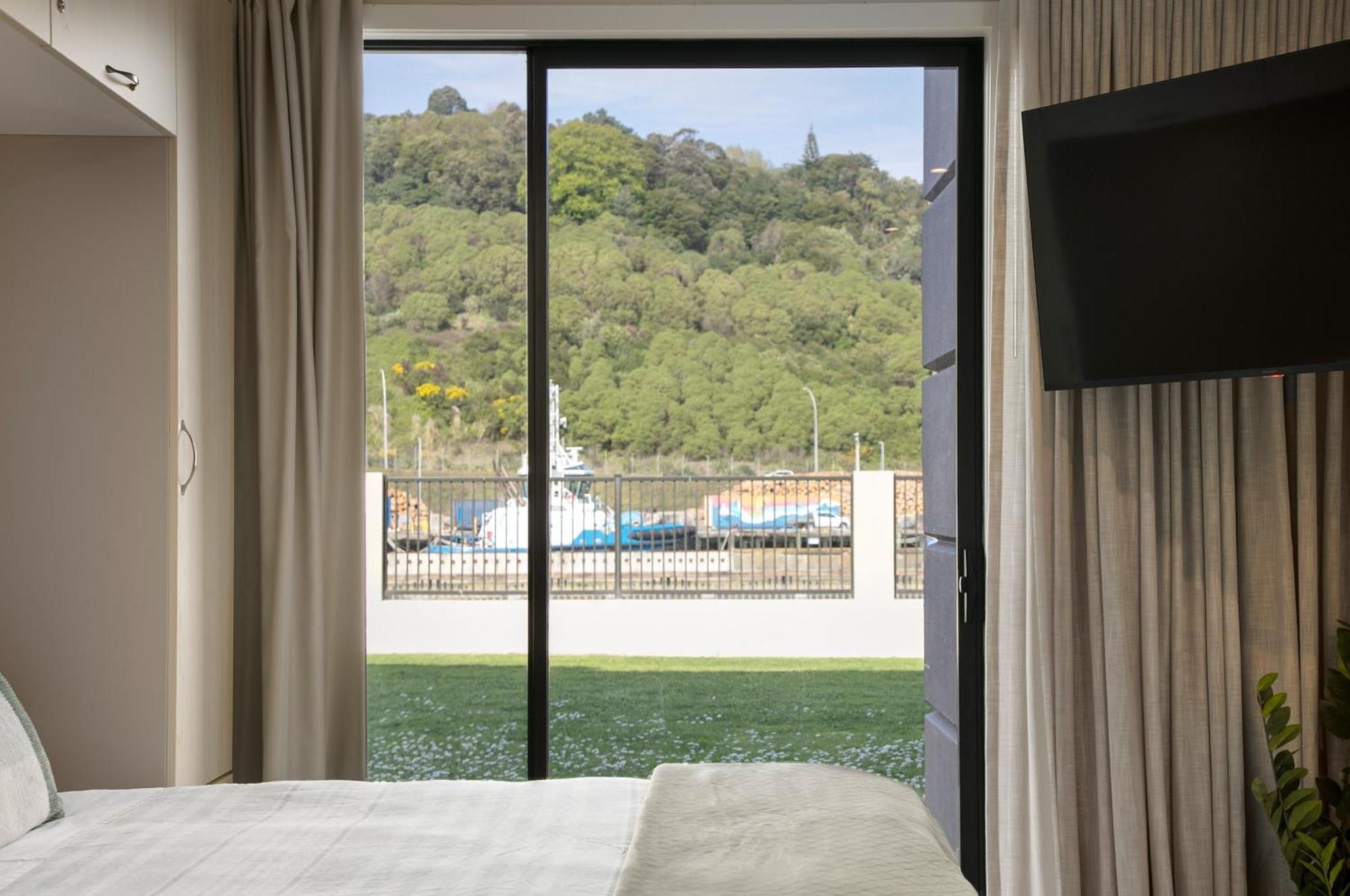 Pool & River Views - 600M To Cbd Gisborne Esterno foto